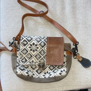 Myra Bag Crossbody